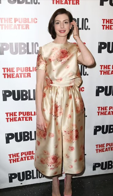 Anne Hathaway, Broadway gösterisinde hamile bir savaş pilotunu canlandırırken bebeğini düşürdüğünü açıkladı