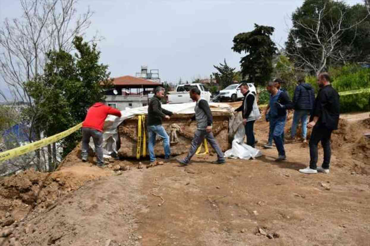 Hatay'da bir evin bahçesinde lahit bulundu Hatay'da bir evin bahçesinde lahit bulundu