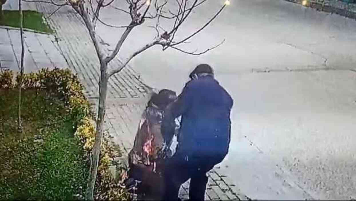 Lüks villada esrarengiz patlama! Bahçıvan alevler içinde kendini sokağa attı, bodrum katında ceset bulundu Lüks villada esrarengiz patlama! Bahçıvan alevler içinde kendini sokağa attı, bodrum katında ceset bulundu