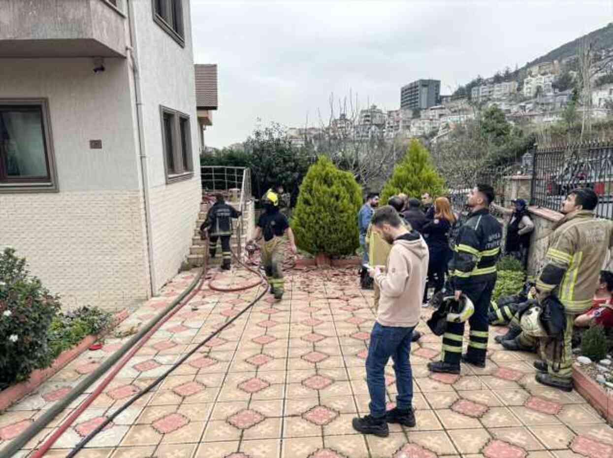 Lüks villada esrarengiz patlama! Bahçıvan alevler içinde kendini sokağa attı, bodrum katında ceset bulundu Lüks villada esrarengiz patlama! Bahçıvan alevler içinde kendini sokağa attı, bodrum katında ceset bulundu