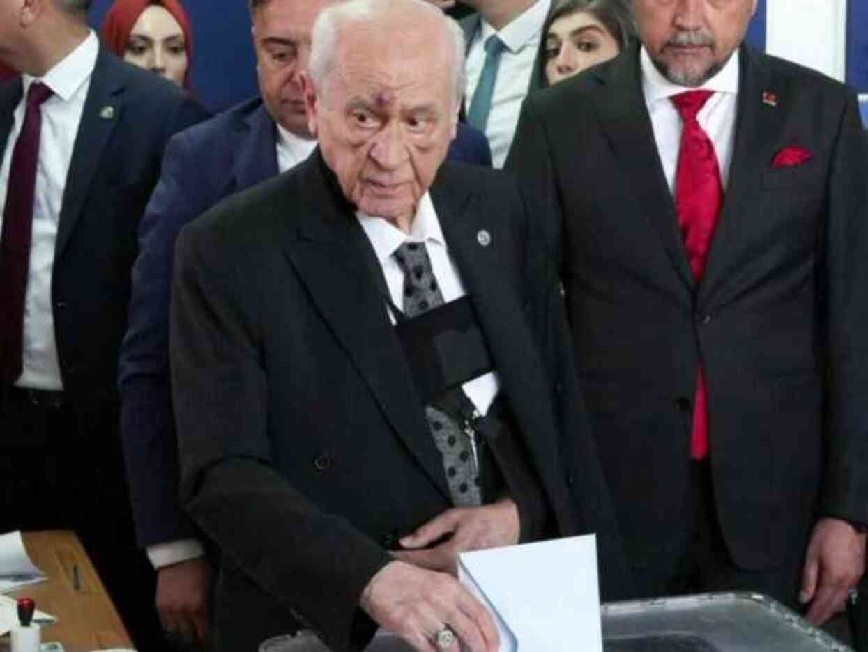 Bahçeli'nin yüzündeki morlukların nedeni belli oldu Bahçeli'nin yüzündeki morlukların nedeni belli oldu