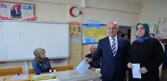 Darıca Belediye Başkanı Muzaffer Bıyık, oy kullandı