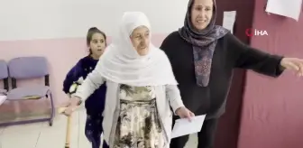 İspanyol gribinden sonra Covid-19'u da yenen 106 yaşındaki Emine Nine oyunu kullandı