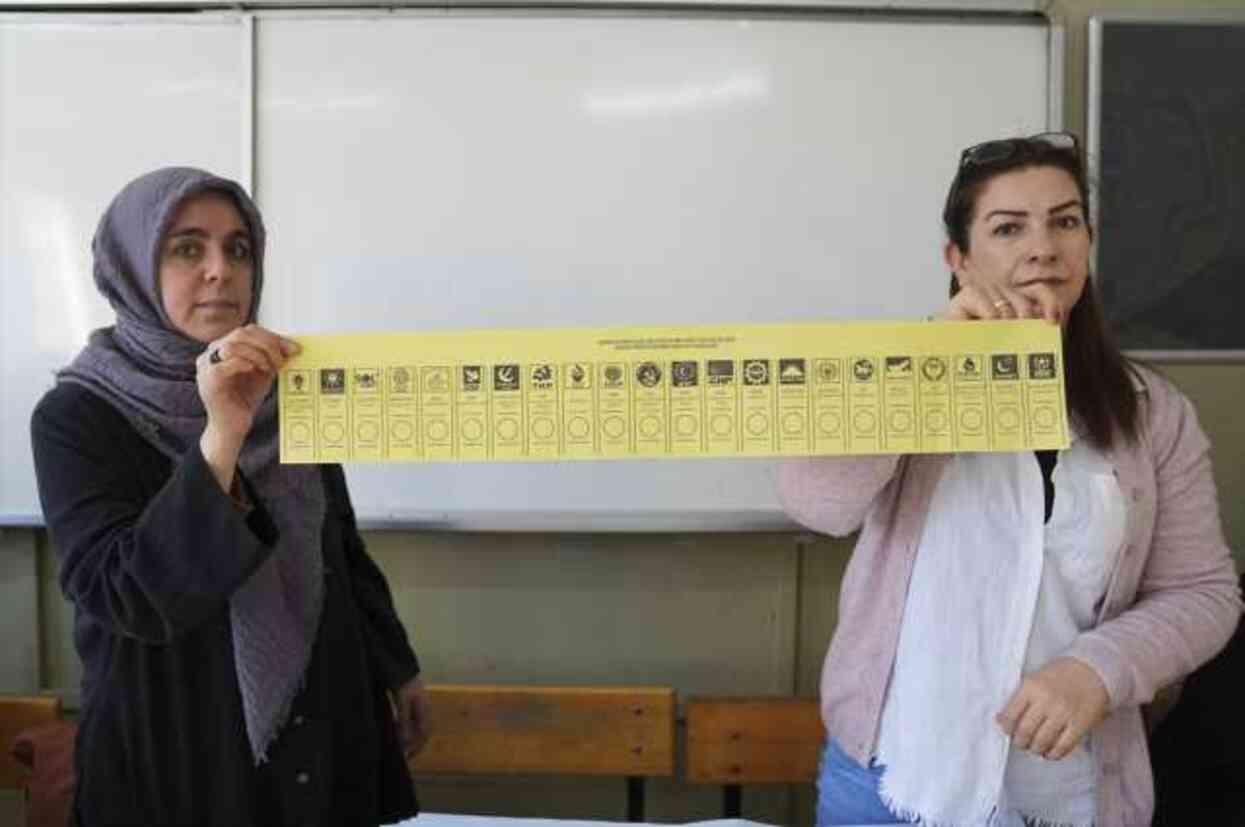 Oy pusulasının 4 tane olması İstanbul'da yoğunluğa neden oldu Oy pusulasının 4 tane olması İstanbul'da yoğunluğa neden oldu