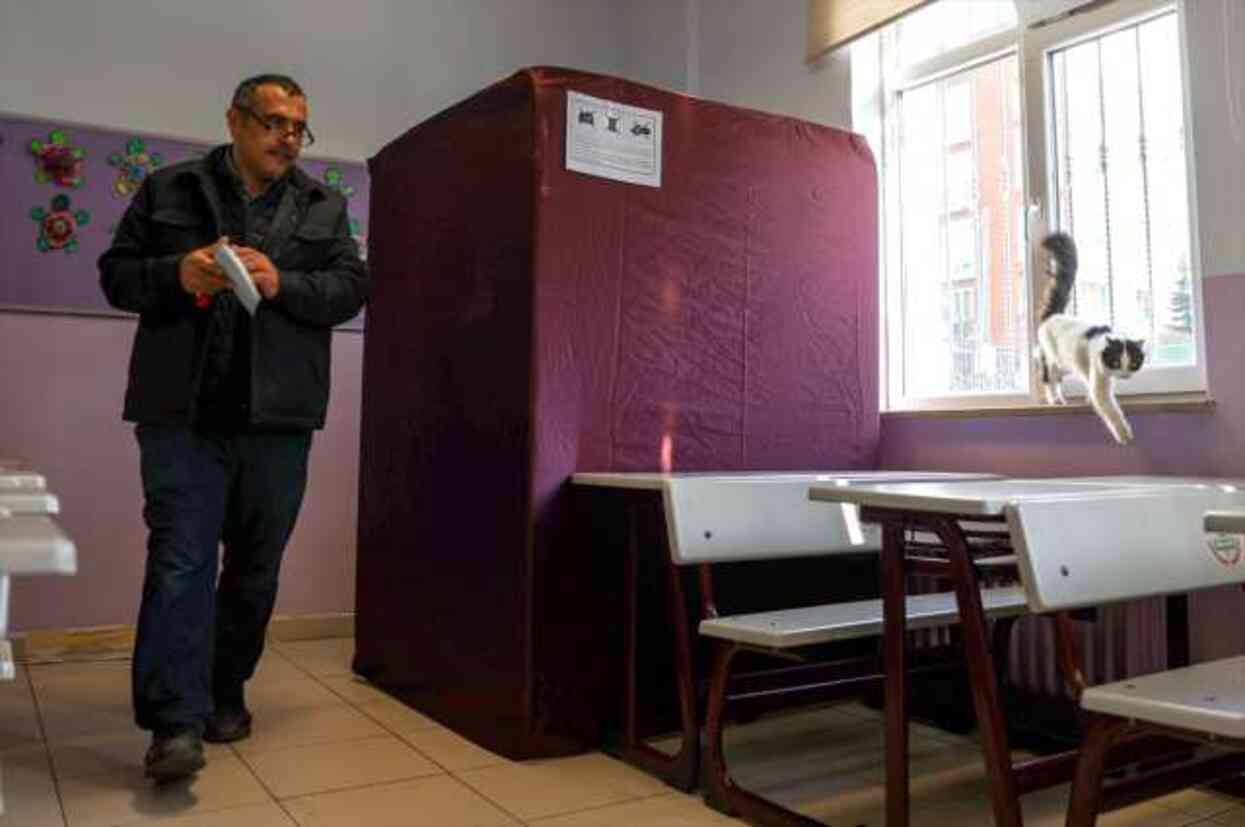 Oy pusulasının 4 tane olması İstanbul'da yoğunluğa neden oldu Oy pusulasının 4 tane olması İstanbul'da yoğunluğa neden oldu