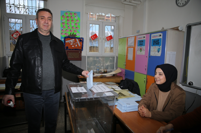 Türkiye sandık başında! İstanbul ve Ankara dahil 49 ilde oy verme işlemi başladı