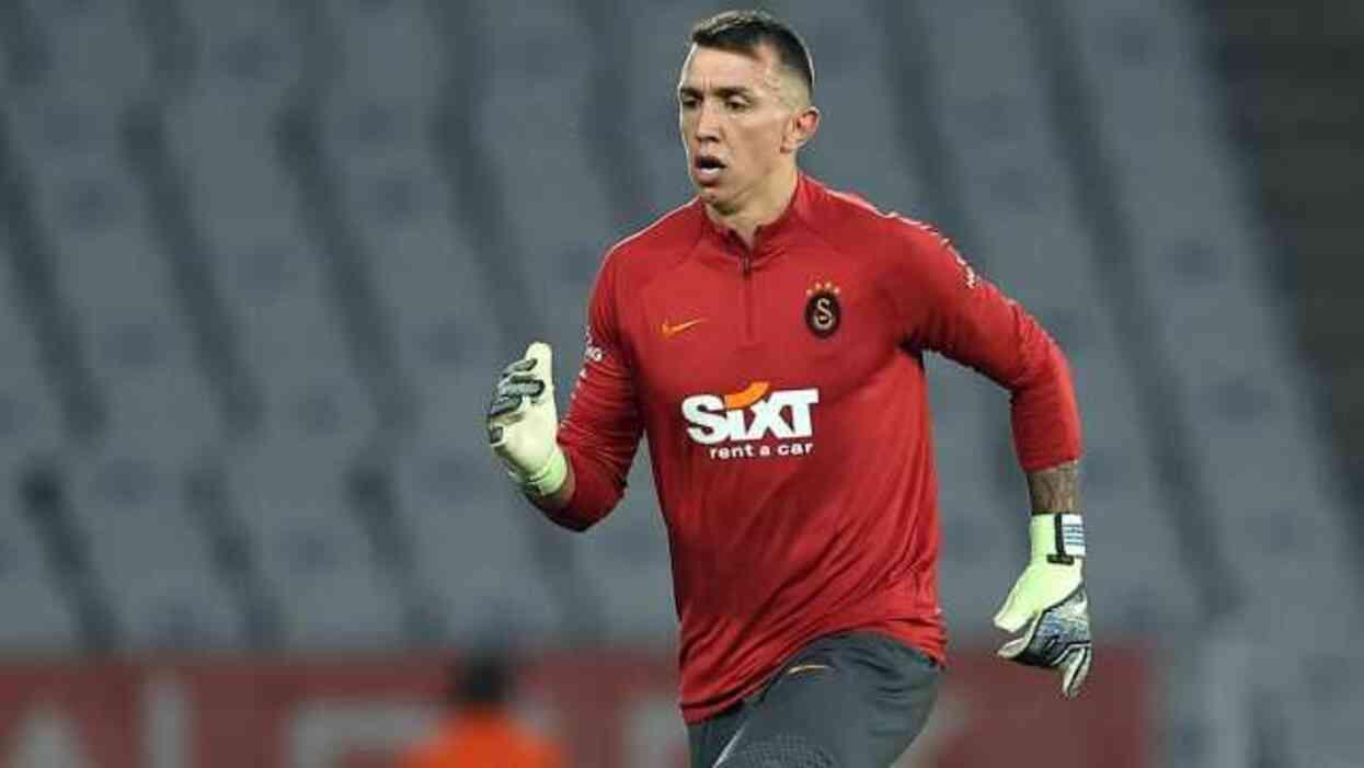 Fernando Muslera Galatasaray'da 5. kez 'dalya' diyecek