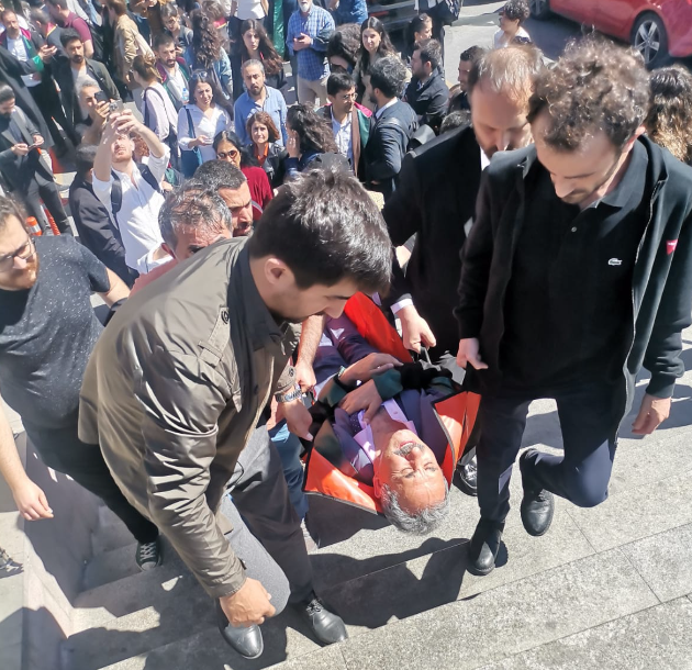 İstanbul Adliyesi karıştı! Van'daki mazbata kararını protesto eden avukatlara polis müdahale etti