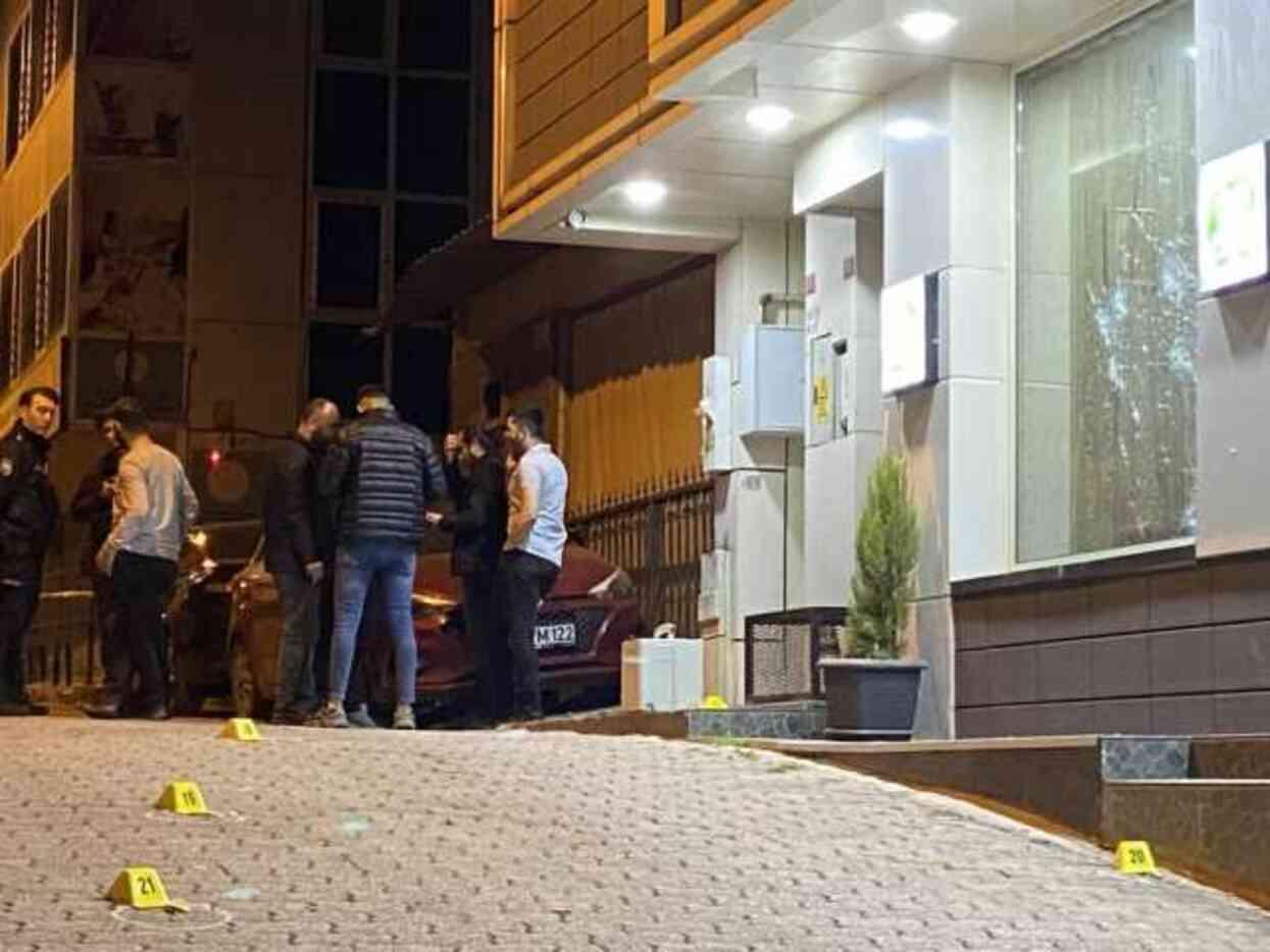 Küçükçekmece'de otel saldırısı: Kurşunlar metrobüse de isabet etti