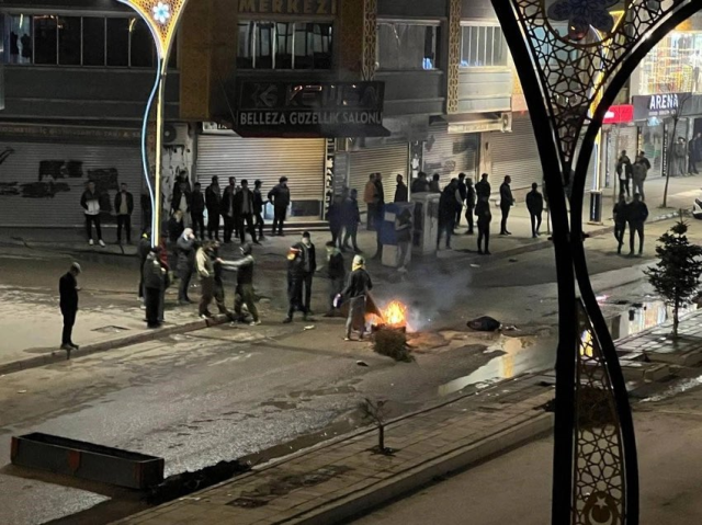 Van'daki mazbata protestolar Hakkari'ye srad! Silahl tepkiler sonras asker ehre indi