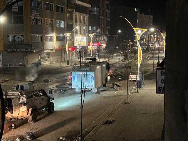 Van'daki mazbata protestolar Hakkari'ye srad! Silahl tepkiler sonras asker ehre indi
