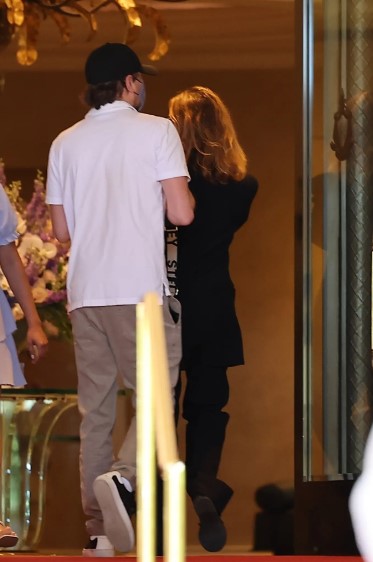 Vittoria Ceretti ile nişanladığı yalanlanan Leonardo DiCaprio, Los Angeles moda tasarımcısı Stella McCartney otele girerken görüntülendi