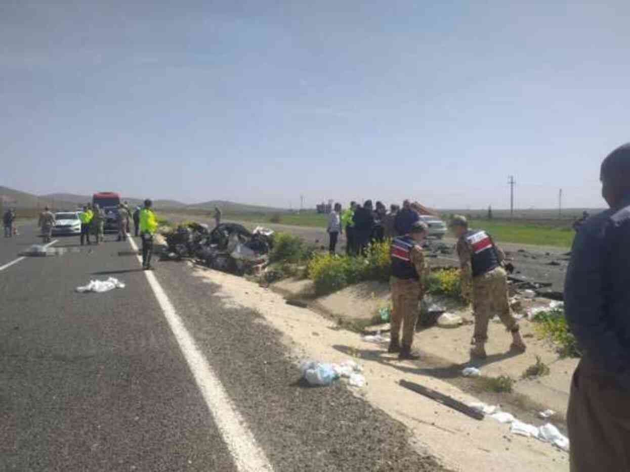 Şanlıurfa'da otomobil ile kamyon çarpıştı! 1'i polis 4 kişi hayatını kaybetti Şanlıurfa'da otomobil ile kamyon çarpıştı! 1'i polis 4 kişi hayatını kaybetti