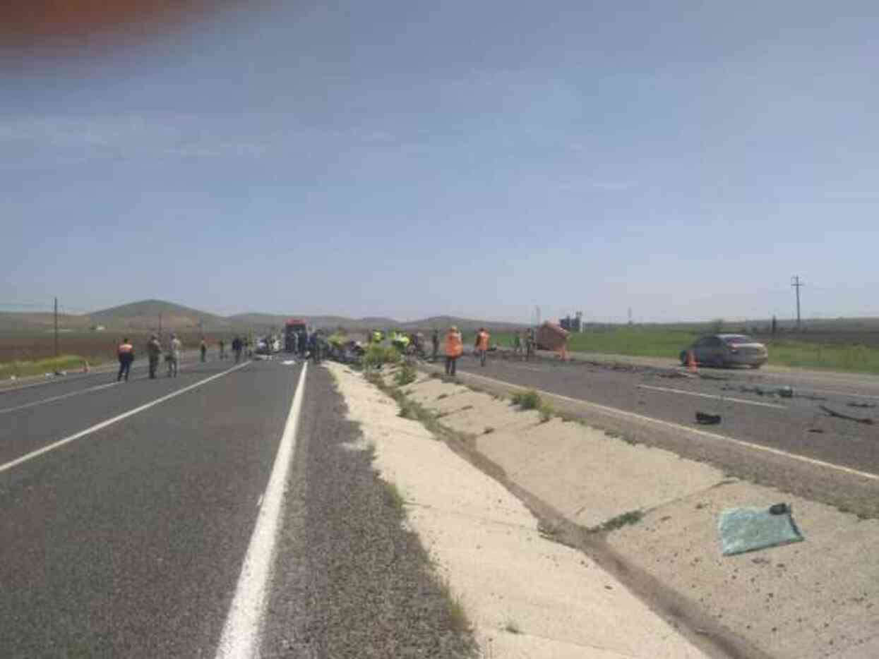 Şanlıurfa'da otomobil ile kamyon çarpıştı! 1'i polis 4 kişi hayatını kaybetti Şanlıurfa'da otomobil ile kamyon çarpıştı! 1'i polis 4 kişi hayatını kaybetti