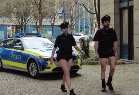 Alman polisi, üniforma tedarik sorununu pantolonlarını çıkararak protesto etti
