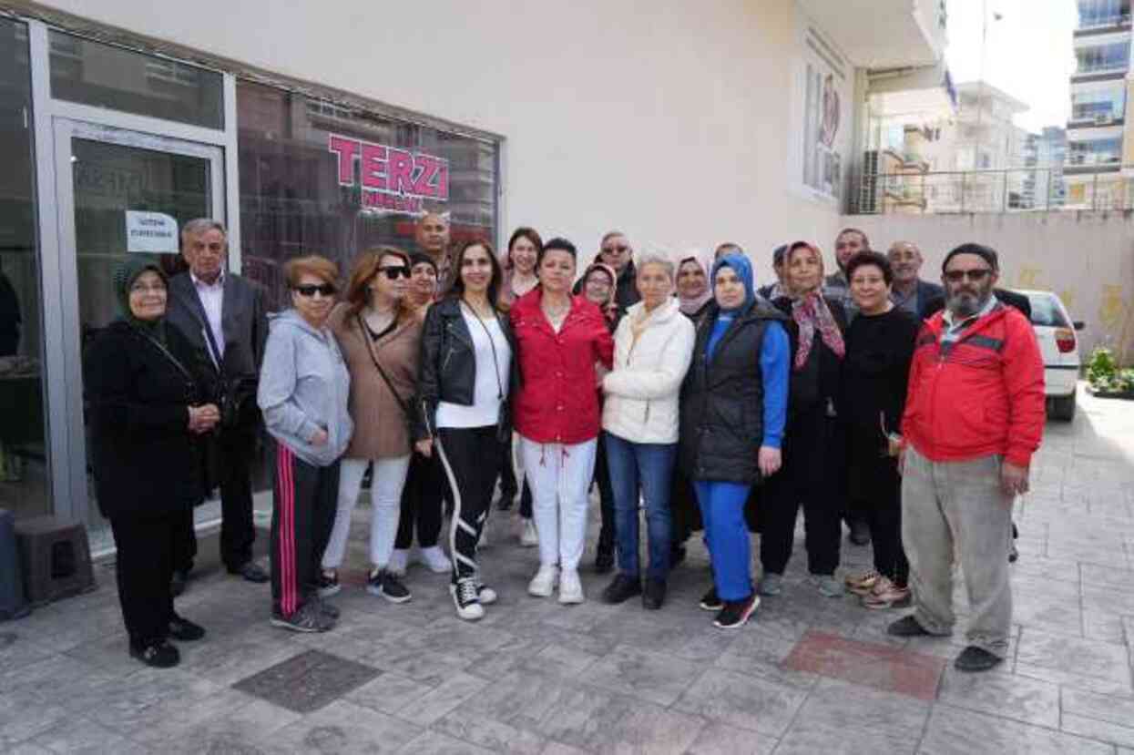 Seçim günü ortaya çıkan 'sahte aday' mahalleyi karıştırdı! Pusulada Survivor Aleyna ile Emre bile var Seçim günü ortaya çıkan 'sahte aday' mahalleyi karıştırdı! Pusulada Survivor Aleyna ile Emre bile var