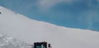 Van Başkale'de Karla Mücadele Ekiplerinin Çalıştığı Yola Çığ Düştü
