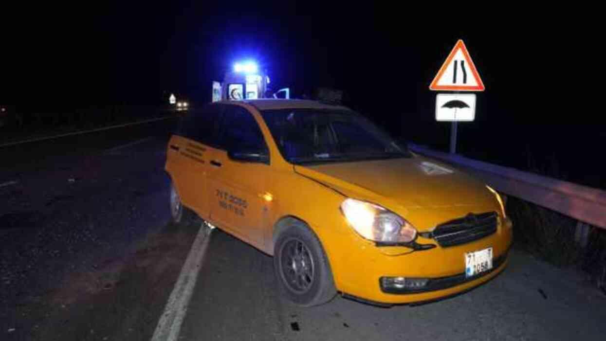 Kaza yapanlara yardım etmek isterken canından oldu