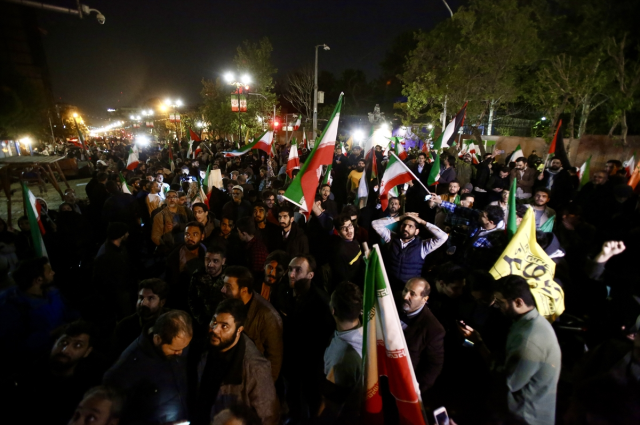 İran'ın İsrail'e saldırısı Tahran'da coşkuyla kutlandı! 'Kahrolsun İsrail' sloganları attılar