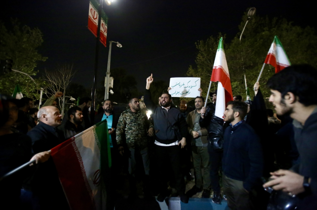 İran'ın İsrail'e saldırısı Tahran'da coşkuyla kutlandı! 'Kahrolsun İsrail' sloganları attılar