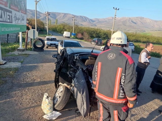 Malatya'da otomobille çarpışan otobüs devrildi: 22 yaralı