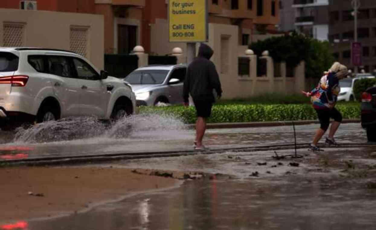 Dubai'de selde mahsur kalan kediyi polis kurtardı