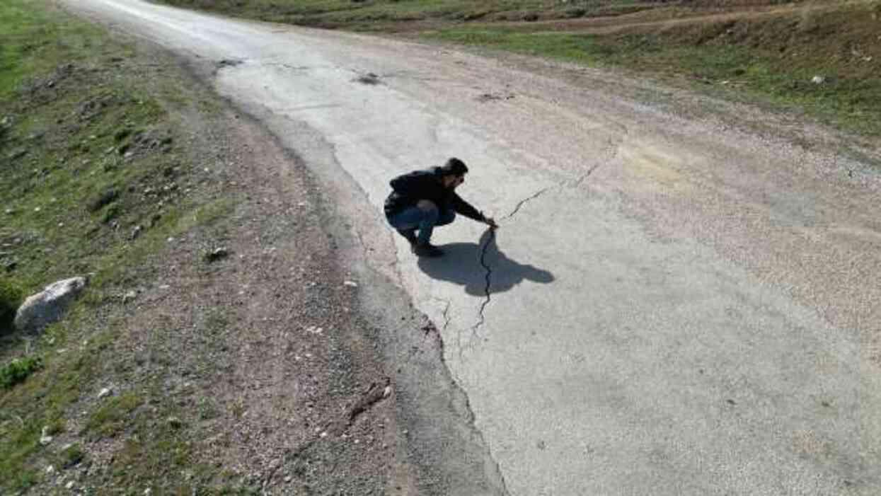 Tokat'ta depremin ardından bazı yollarda çatlaklar oluştu