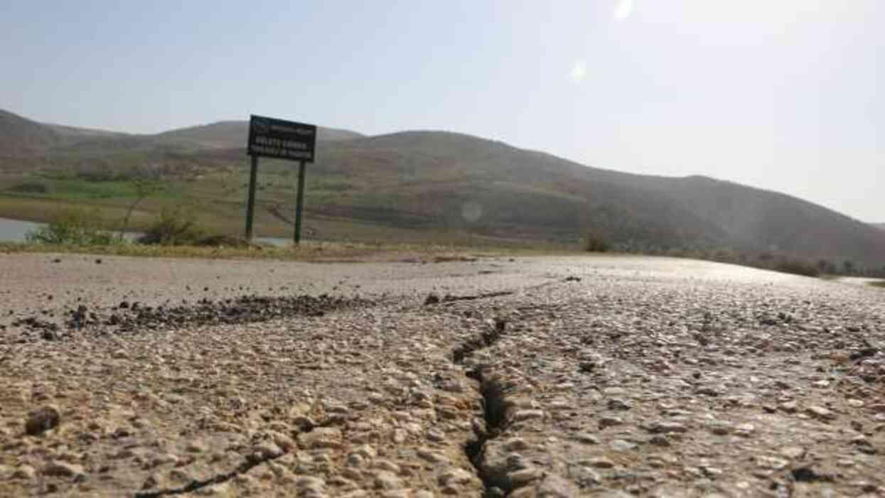 Tokat'ta depremin ardından bazı yollarda çatlaklar oluştu