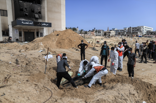 Gazze'de Nasser Hastanesi bahçesindeki toplu mezardan 310 ceset çıkarıldı