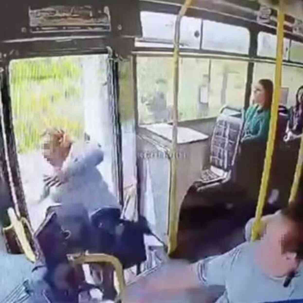 Adana'da bir kadın, kapısı açık seyreden otobüsten düştü Adana'da bir kadın, kapısı açık seyreden otobüsten düştü