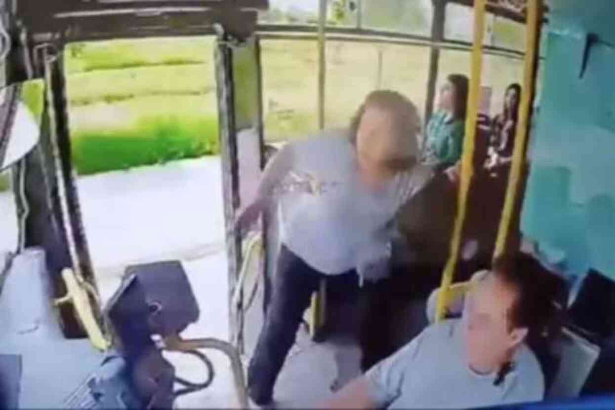 Adana'da bir kadın, kapısı açık seyreden otobüsten düştü Adana'da bir kadın, kapısı açık seyreden otobüsten düştü