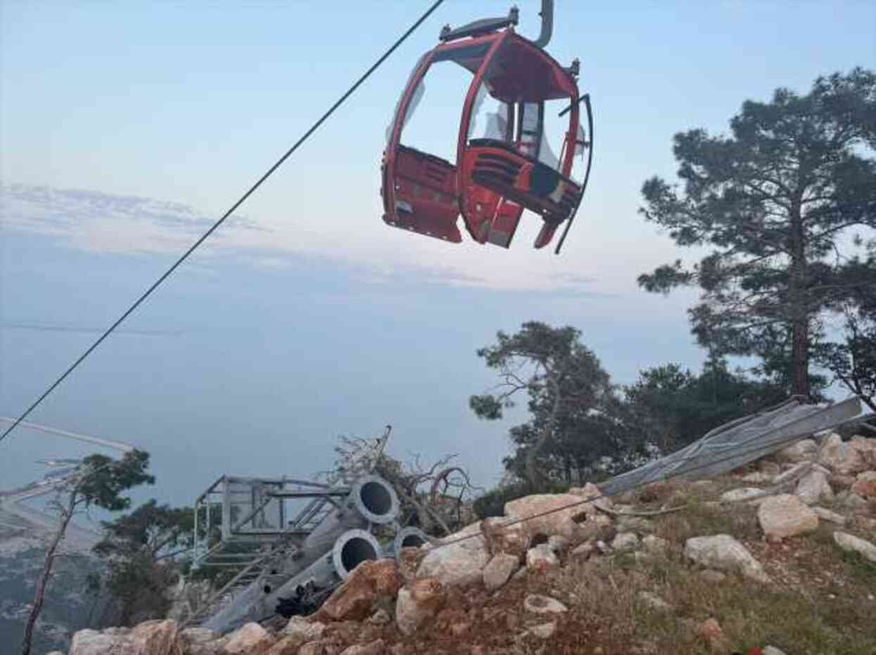 Antalya'da teleferikte ailesiyle mahsur kalan makine teknisyeni: Kazadan 10 dakika önce arayıp uyarmıştım Antalya'da teleferikte ailesiyle mahsur kalan makine teknisyeni: Kazadan 10 dakika önce arayıp uyarmıştım