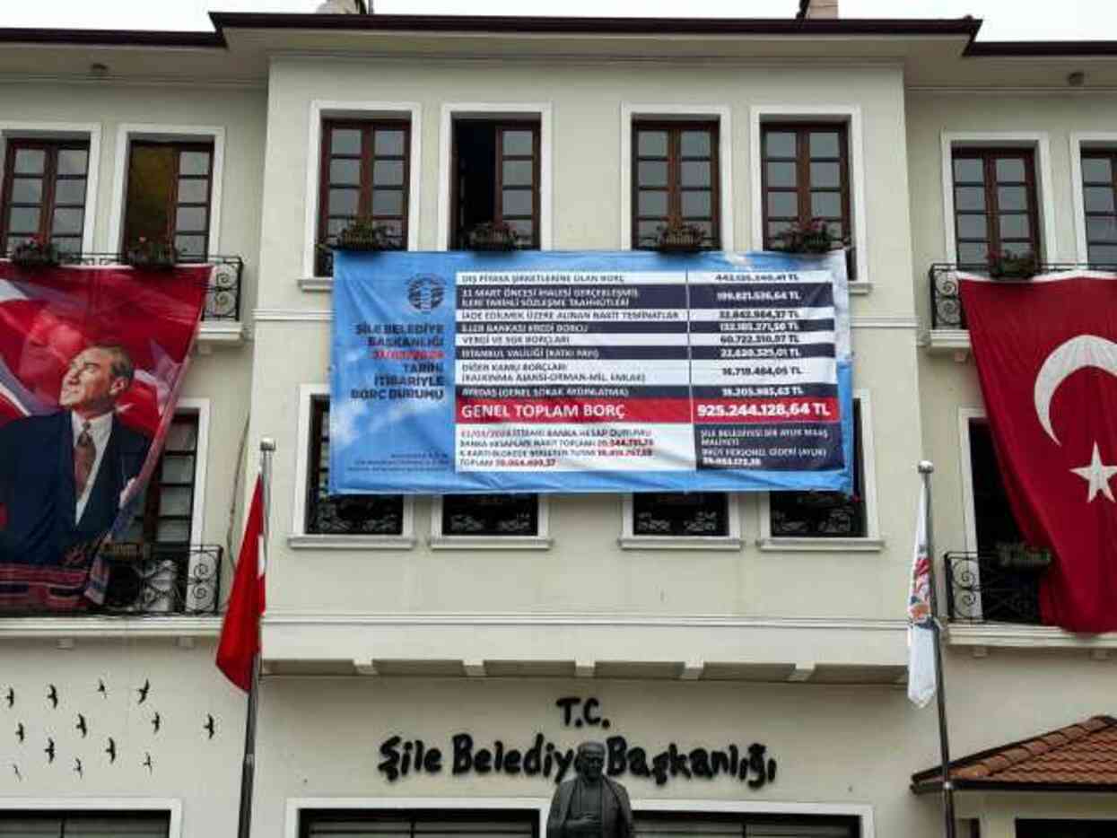 Binaya pankart astılar! 20 yıl sonra CHP'ye geçen Şile Belediyesi'nde 925 milyon borç çıktı Binaya pankart astılar! 20 yıl sonra CHP'ye geçen Şile Belediyesi'nde 925 milyon borç çıktı