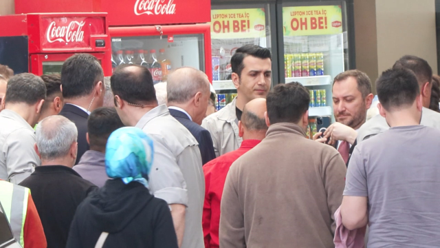 Cumhurbaşkanı Erdoğan'dan sürpriz ziyaret! Akaryakıt istasyonuna uğradı