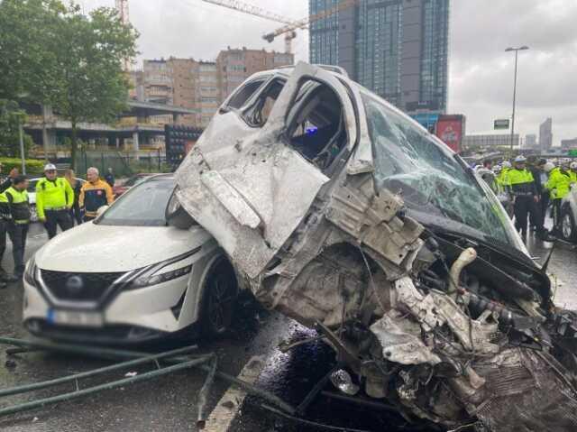 Beşiktaş Büyükdere Caddesi'nde zincirleme kaza! 8 kişi yaralandı, çok sayıda ekip bölgede