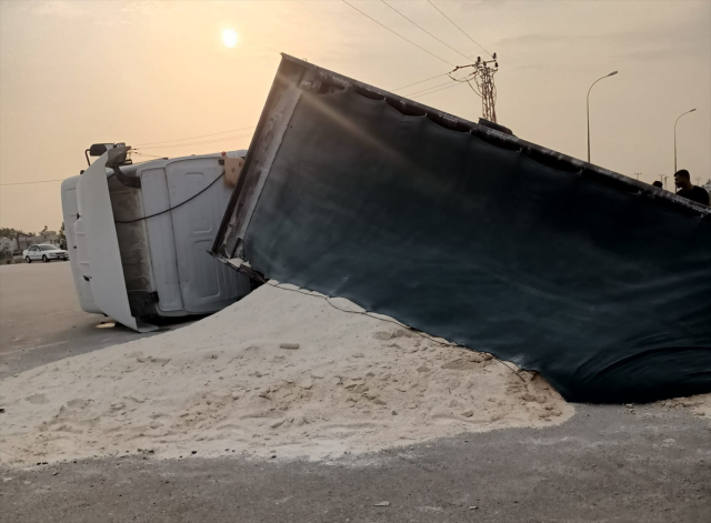 Adana'da kum yüklü tır çukura düştü