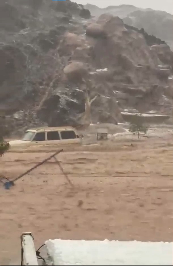Suudi Arabistan'da sel felaketinde araçlar sulara kapıldı