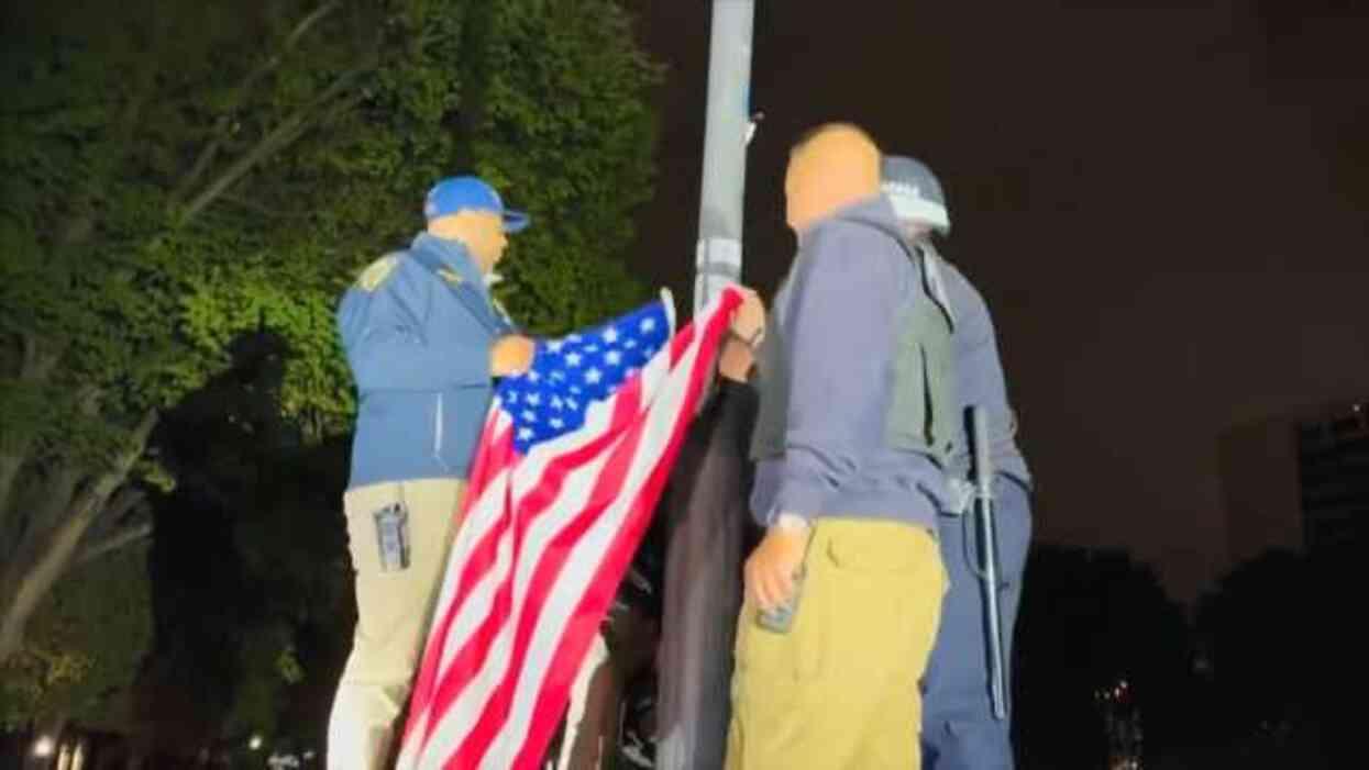 Columbia Üniversitesi'nde Filistin'e destek protestolarına polis müdahalesi! Göndere çekilen bayrağı indirdiler