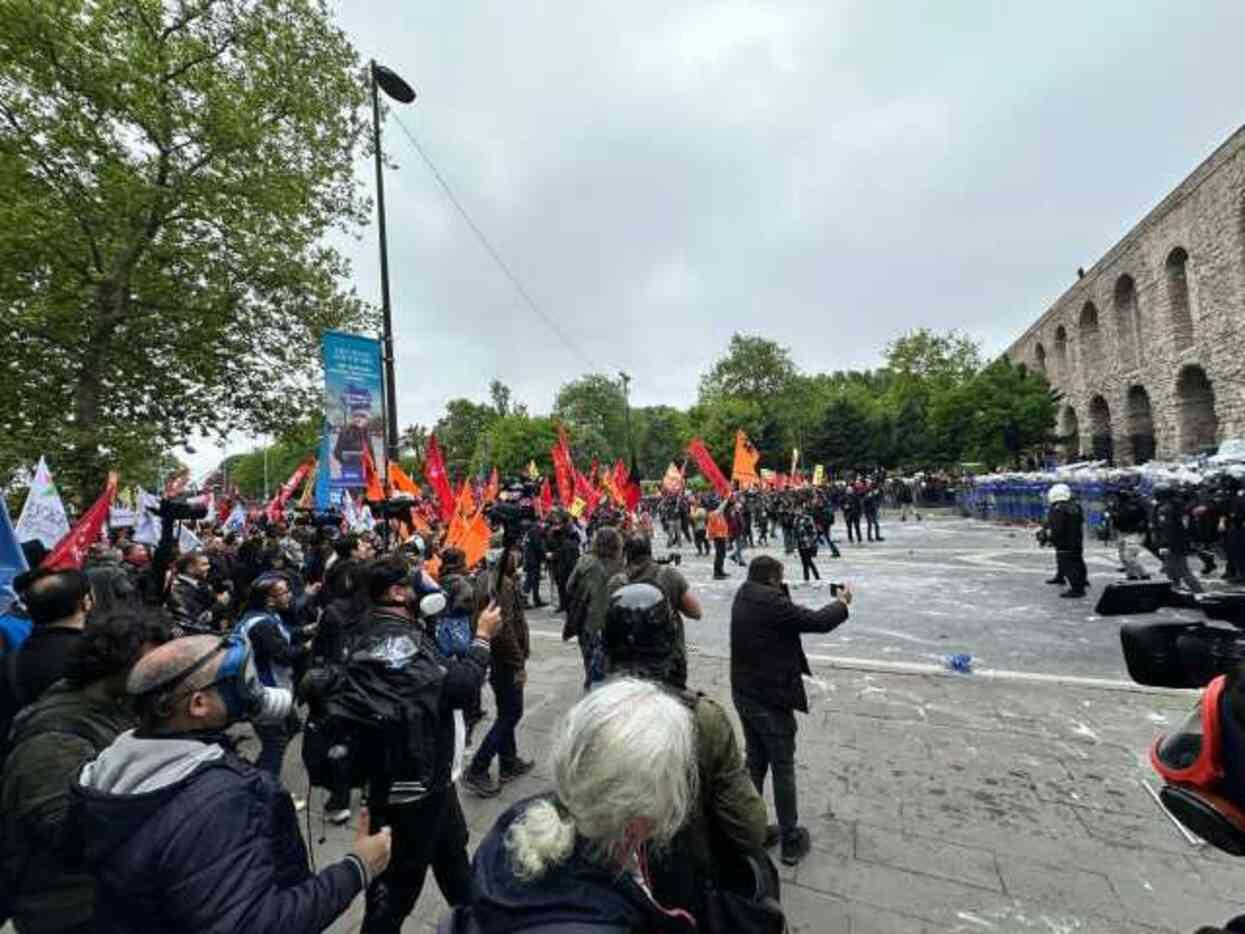 Polisler, Bozdoğan Kemeri'nde etten duvar ördü