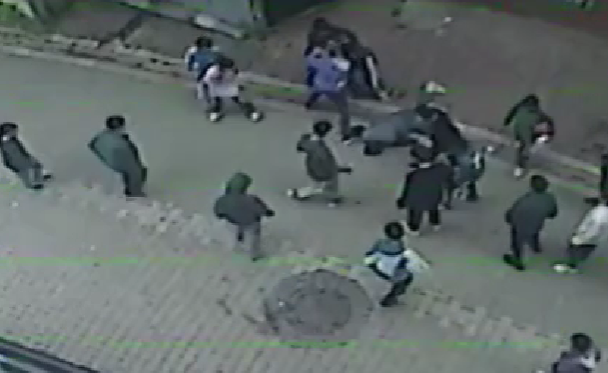 Okulda başlayan tartışma mahalleye sıçradı! Kolunu kırıp bayıltana kadar dövdüler