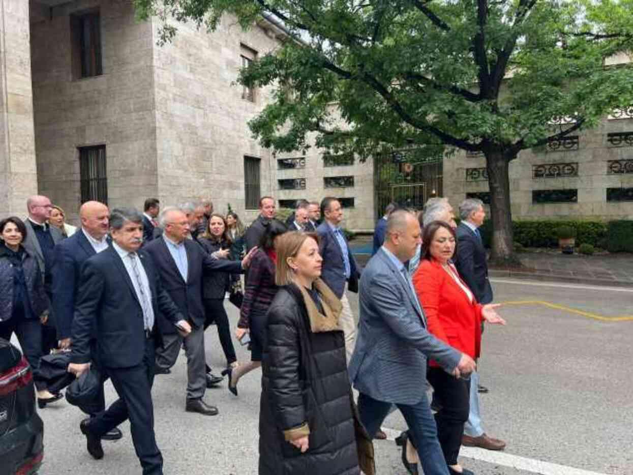 CHP yeni müfredat taslağını protesto için Milli Eğitim Bakanlığı'na yürüdü