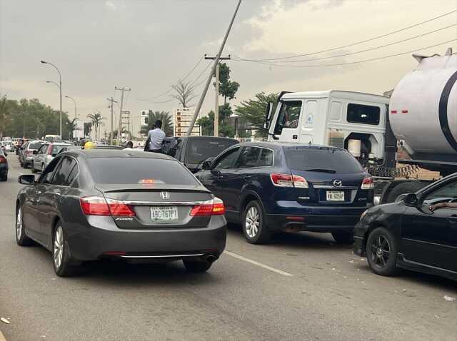 Petrol üreticisi Nijerya'da yakıt krizi! Benzinliklerde uzun kuyruklar oluştu