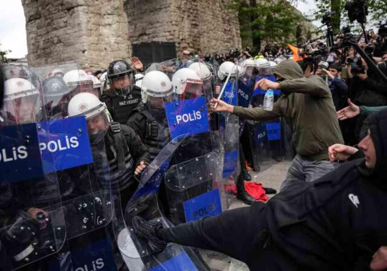 İstanbul'daki 1 Mayıs gösterilerinde polise saldıran 52 şüpheliye tutuklama talebi