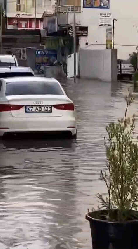 Şırnak'ta cadde ve sokaklar göle döndü, araçlar akıntıya kapıldı Şırnak'ta cadde ve sokaklar göle döndü, araçlar akıntıya kapıldı