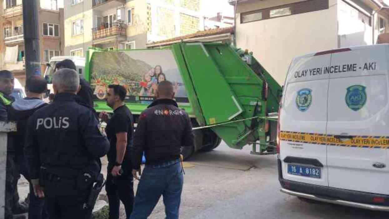 Bursa'da yaşlı kadın kamyon altında kalarak hayatını kaybetti Bursa'da yaşlı kadın kamyon altında kalarak hayatını kaybetti