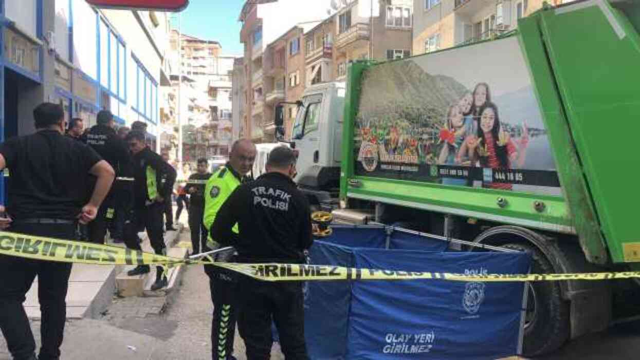 Bursa'da yaşlı kadın kamyon altında kalarak hayatını kaybetti Bursa'da yaşlı kadın kamyon altında kalarak hayatını kaybetti