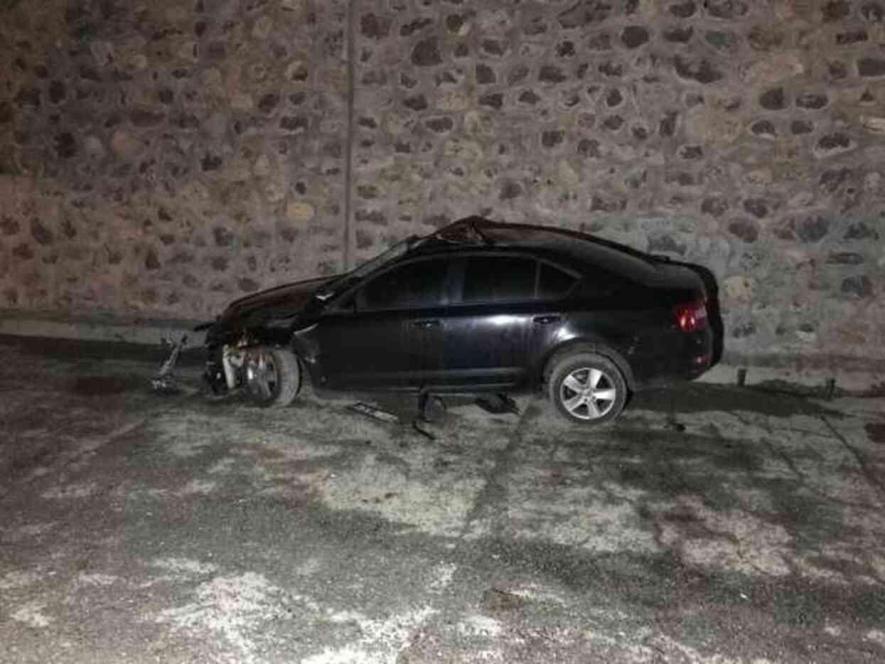 Otomobil ata çarptı: 1 ölü, 5 yaralı Otomobil ata çarptı: 1 ölü, 5 yaralı