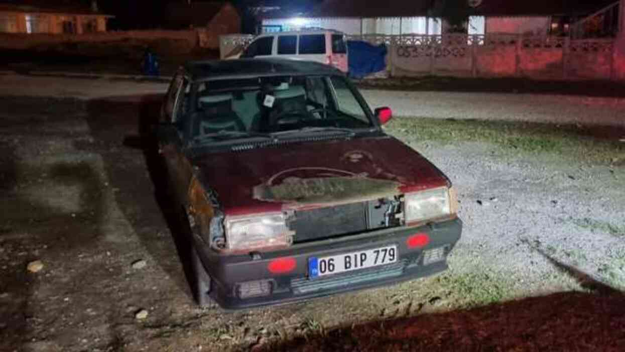 Düğün konvoyunda zarf kavgası! Yere düşen arkadaşının üzerinden otomobille geçti Düğün konvoyunda zarf kavgası! Yere düşen arkadaşının üzerinden otomobille geçti