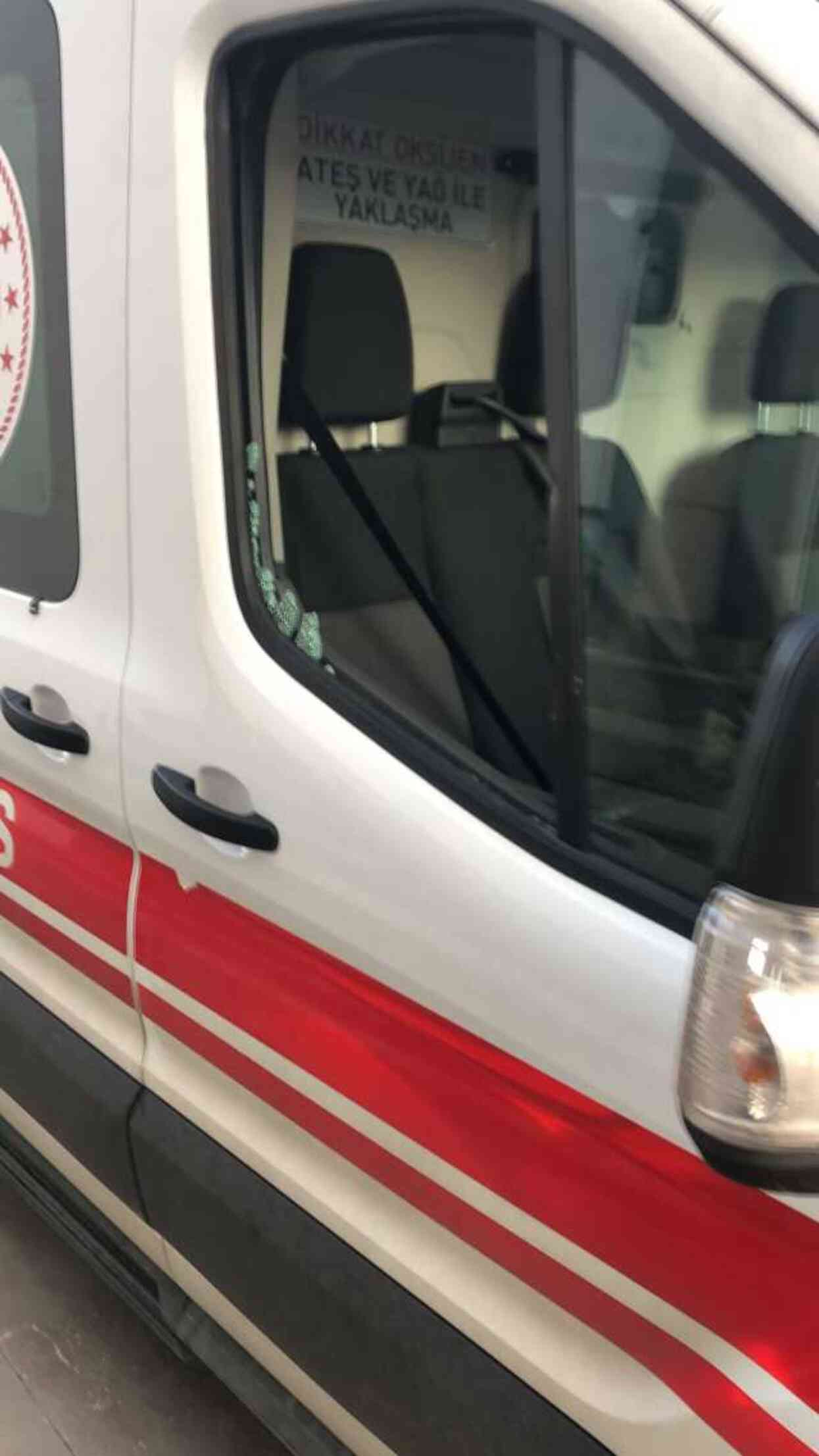 'Geç geldiniz' deyip ambulansa kürekle saldırdı! Hamile sağlık çalışanı yaralandı 'Geç geldiniz' deyip ambulansa kürekle saldırdı! Hamile sağlık çalışanı yaralandı