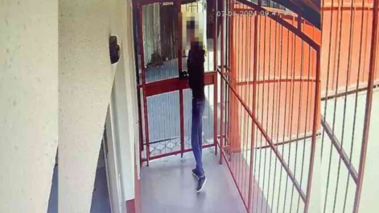 Okul müdürünü vuran öğrencinin liseye silahla geliş ve gidiş anı kamerada Okul müdürünü vuran öğrencinin liseye silahla geliş ve gidiş anı kamerada
